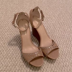 Via spica. Beige and silver. Ankle strap